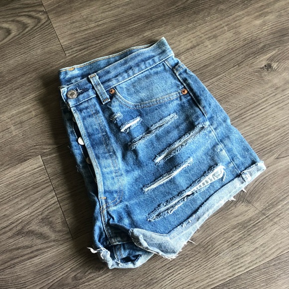 Levi's Distressed Denim Shorts Size S (25/26) - Picture 3 of 3